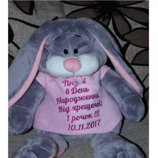 Именная мягкая игрушка кролик зайчик с вышитой метрикой, цвет - серый с розовыми ушками