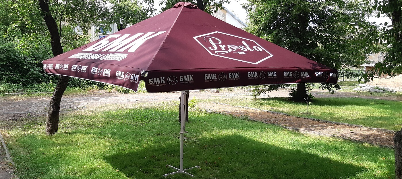 Большие торговые зонты с нанесением фирменных логотипов для баров, кафе и летних площадок